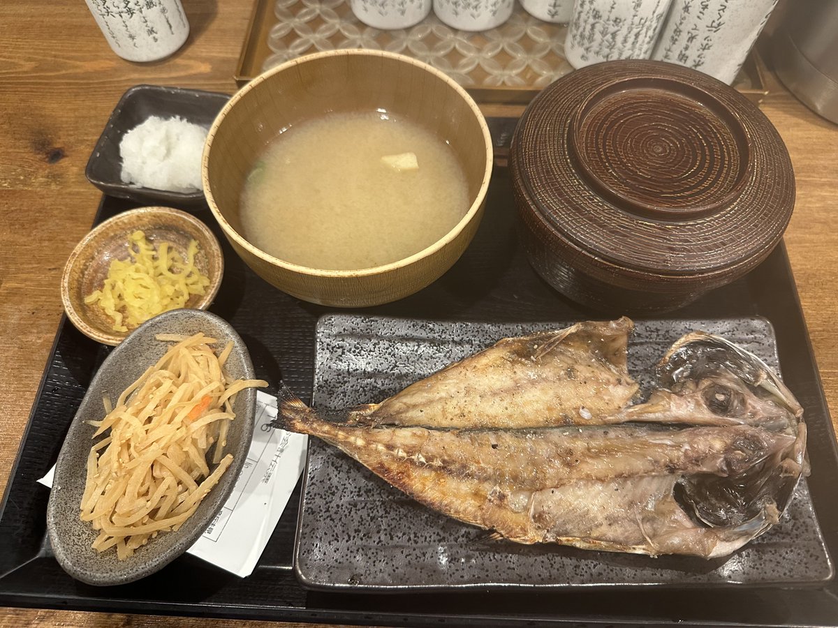 25x987's tweet photo. 今日の夜は新宿しんぱち食堂で
アジの開き定食＋きんぴら　1,111円 https://t.co/efCtRWZnLI