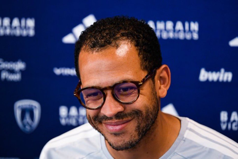 CAPO_FOOT's tweet photo. 🚨 Liam Rosenior 🏴󠁧󠁢󠁥󠁮󠁧󠁿 : « LA LIGUE 1 EST UNE LIGUE FANTASTIQUE. C'ÉTAIT DIFFICILE POUR MOI DE REFUSER UN TEL PROJET, AUSSI AMBITIEUX QUE CELUI DU PARIS FC. 💙🤍

J'ai ressenti une connexion avec les gens qui dirigent ce club. »

🎙️ conf. de presse https://t.co/rIf1PlMsga
