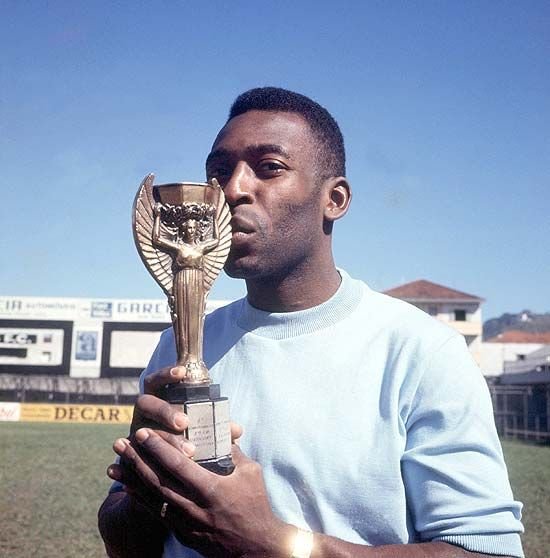 GustaOroch's tweet photo. O Rei precisou só de 12 anos pra ganhar 3 Copas do Mundo, isso sim q é ser Goat 🐐. (Ganhou 2 Copas seguidas) https://t.co/d8QXr655r0