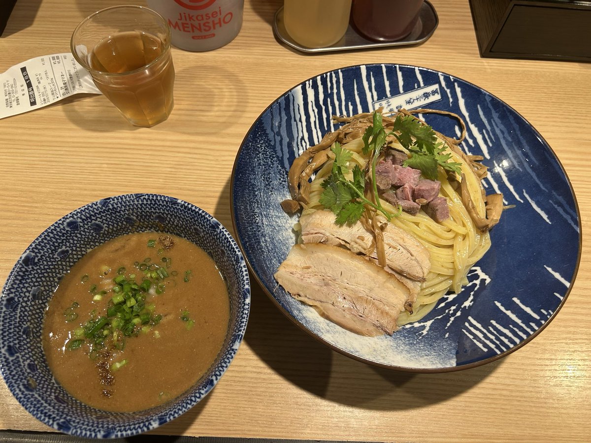 kasukasux's tweet photo. 初メンショ��後楽園。
ラム醤油つけ麺食べたけど、第一印象は「天下一品のこってり」を思わせる濃厚な旨み。そこにラムの香りと醤油のキレが重なって、唯一無二の一杯になってた。すごいですね。
#メンショウ #ラム醤油 #ラーメン好きと繋がりたい https://t.co/mIs8CqSE67