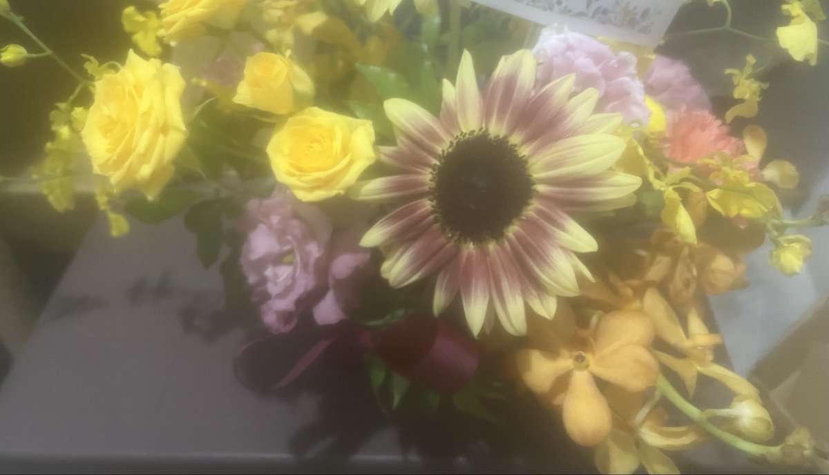 taka7507's tweet photo. 誕生日のお花(*^▽^*) 何故か黄色の薔薇⁈（笑
相方の職場の社長さんから…今回で7回目？かな…（相方が今の職場に変わってからの計算☆）　
いつまで続くのか…わからないや(^^;; https://t.co/g72skPdJML