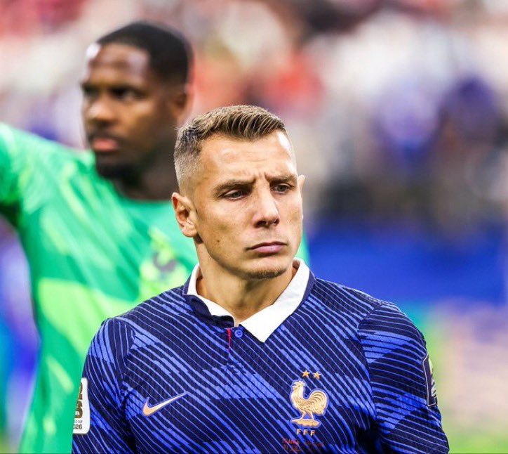 CAPO_FOOT's tweet photo. 🚨🚨 « JE SUIS D’ABORD DÉÇU PAR MOI-MÊME. 😢 »

LUCAS DIGNE 🇫🇷 SORT DU SILENCE après l’élimination des Bleus ! 

« VOILÀ, C’EST LA FIN D’UN RÊVE. Celui d'un petit garçon, et sûrement celui de milliers de personnes derrière nous. On imagine toujours beaucoup de choses, souvent les plus belles. 

MAIS LA FIN D'UN RÊVE PEUT PARFOIS ÊTRE DIFFICILE, ET LE RÉVEIL ENCORE PLUS BRUTAL. Le plus dur aujourd'hui, c'est de trouver les mots pour exprimer cette immense déception.

JE SUIS D'ABORD DÉÇU DE MOI-MÊME. DÉÇU AUSSI POUR CETTE ÉQUIPE, pour tous les efforts que nous avons fournis et pour ce groupe de joueurs incroyables.

Je pense aussi à tous ceux qui ont fait le déplacement, comme à ceux qui nous ont soutenus depuis la France et partout dans le monde. 

Votre soutien nous a portés tout au long de cette aventure. Malgré cette immense déception, je reste fier d'avoir représenté notre pays, avec toute sa richesse, sa diversité et toutes les personnes qui le composent.

Merci pour tout, pour votre soutien et pour toutes ces émotions. Vous avez été incroyables tout au long de la compétition. CE N'EST PAS FINI, ON A UN PODIUM À ALLER CHERCHER. 

📱IG