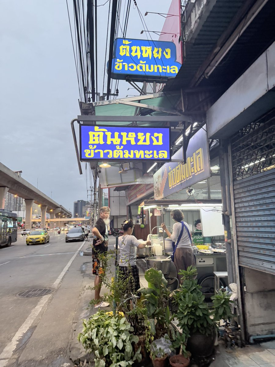 Dawgrajay1's tweet photo. รู้สึกว่าร้านเปิดมานาน สัมผัสได้ถึงความคลาสสิค😅 **ร้านรับแต่เงิดสดนะคะ**
พิกัดค่าา https://t.co/ssrLOSAqyP https://t.co/GdQDnzlIha