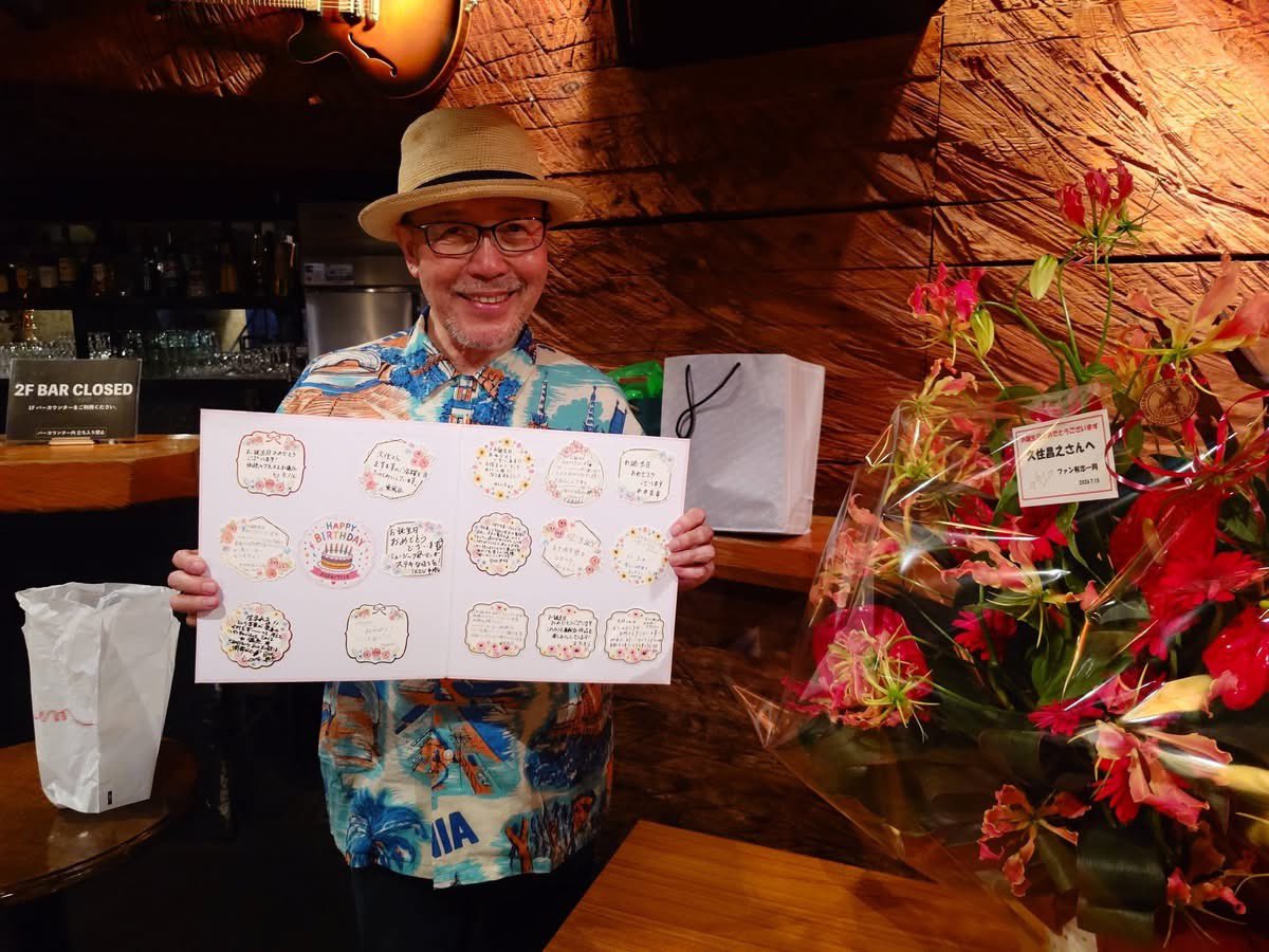 ssfq's tweet photo. 昨夜のスクリーントーンズLIVE。クスミさんの誕生日ということもあり満員御礼でした🙇
ファンの有志のみなさまのプランでサプライズのイベントを敢行。
きっかけ作りの大役をいただきましたが、会場中のお客さまが盛り上げてくださって大成功でした🙌

19日は5人編成で文京区グリーンコートに出ます。 https://t.co/bCBww2zTTm