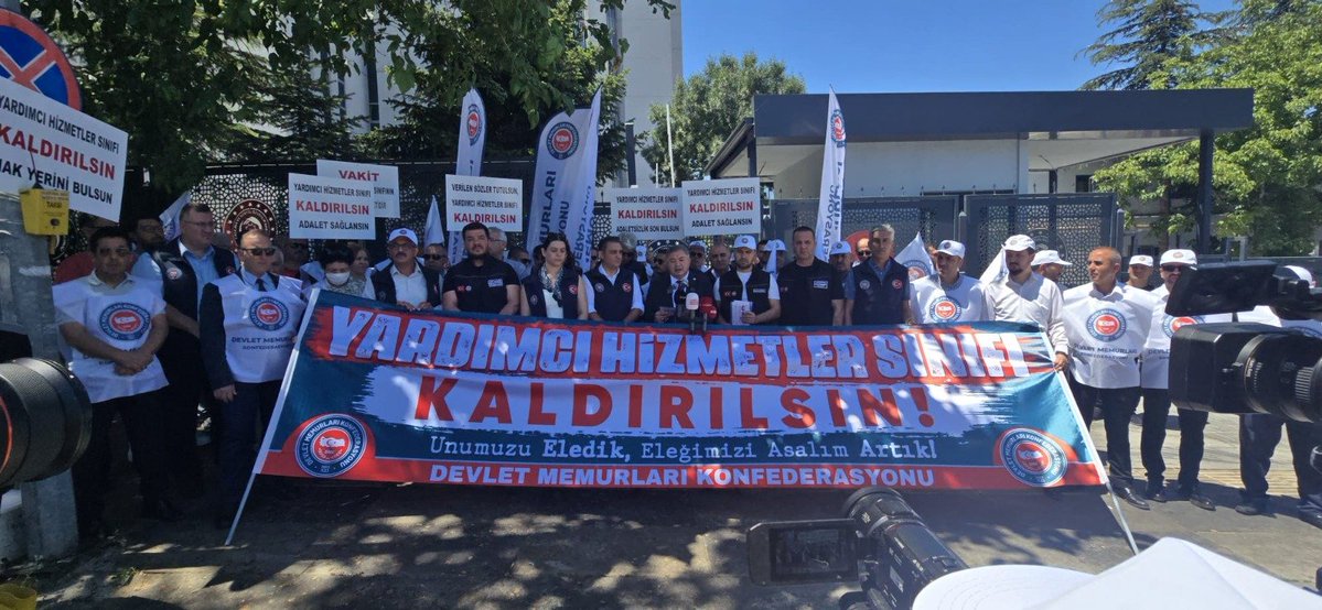 Tuncay_Cengiz_'s tweet photo. 📍 YHS TARİH OLANA KADAR MÜCADELEMİZ SÜRECEK!

Yıllardır devletine sadakatle hizmet eden Yardımcı Hizmetler Sınıfı çalışanlarımız ile bugün bir kez daha haklı taleplerimizi haykırmak için Çalışma ve Sosyal Güvenlik Bakanlığı önündeydik.

Devlet Memurları Konfederasyonumuz ve paydaş sendikalarımızla birlikte gerçekleştirdiğimiz "Unumuzu Eledik, Eleğimizi Astık” temalı eylemimizde, un alamadık onun yerine kireç tozu eledik!

Bizlere yıllardır "sabredin" dediler, sabrettik. "Çalışın" dediler, çalıştık. "Biraz daha bekleyin" dediler, bekledik. Ömrümüzü kamu hizmetine adadık. Unumuzu eledik, eleğimizi astık. Fakat ne yazık ki bugün fedakârca çalışan 140 bin Yardımcı Hizmetler Sınıfı çalışanımızın eline geçen ne un oldu ne de hak ettiği değer. Bize reva görülen yalnızca kireç tozu oldu.

Bugün Bakanlık önünden bir kez daha seslendik:

❗ Yardımcı Hizmetler Sınıfı kaldırılmalıdır!

❗ Biz artık verilen sözlerin tutulmasını istiyoruz. Çünkü bu mesele artık yalnızca bir kadro meselesi değildir; bu mesele insan onuruna yaraşır çalışma hayatının, emeğin karşılığını almanın ve adaletin meselesidir. Çünkü verilen sözlerin de bir son kullanma tarihi vardır. Ayrıca adalet, ertelenerek dağıtılacak bir lütuf değildir.

❗ Yardımcı Hizmetler Sınıfı kadrosunda çalışan kamu görevlilerimiz, eğitim durumları ve yaptıkları görevler dikkate alınarak Genel İdare Hizmetleri Sınıfına geçirilmelidir. Yıllardır ötelenen bu hak teslim edilmeli, kamu vicdanını yaralayan bu adaletsizlik sona erdirilmelidir.

Bugün eleğimizi astık belki ama mücadelemizi asmadık!

Devlet Memurları Sendikası olarak; hak yerini buluncaya, Yardımcı Hizmetler Sınıfı tarihin tozlu raflarına kaldırılıncaya ve emek verenlerimiz hakkını alıncaya kadar mücadelemizi sürdürmeye devam edeceğiz.

Çünkü biliyoruz ki; emeğin olduğu yerde umut vardır. Umudun olduğu yerde ise mücadele asla bitmez!
#YardımcıHizmetlerSınıfı
#yhs

@yhsplatform
@DMKonfederasyon 
@dmssendikasi