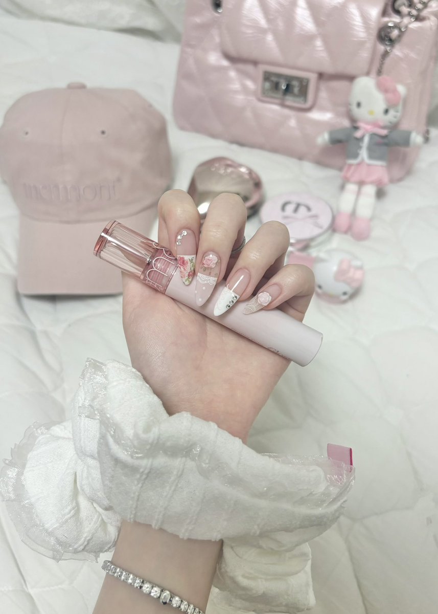creamyhari's tweet photo. 요즘 애착템들과 뉴네일 💅🏻 https://t.co/5q3M7WSXFy