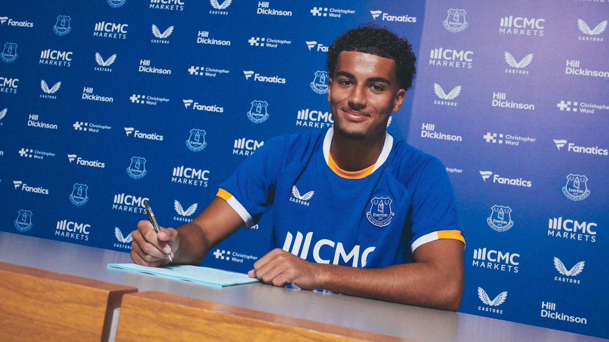 EvertonAcademy's tweet photo. ✍️ Right-back Rocco Lambert has signed his first professional contract with Everton until the end of June 2027.

Congratulations, Rocco! 🔵 https://t.co/HV4M9icJhq