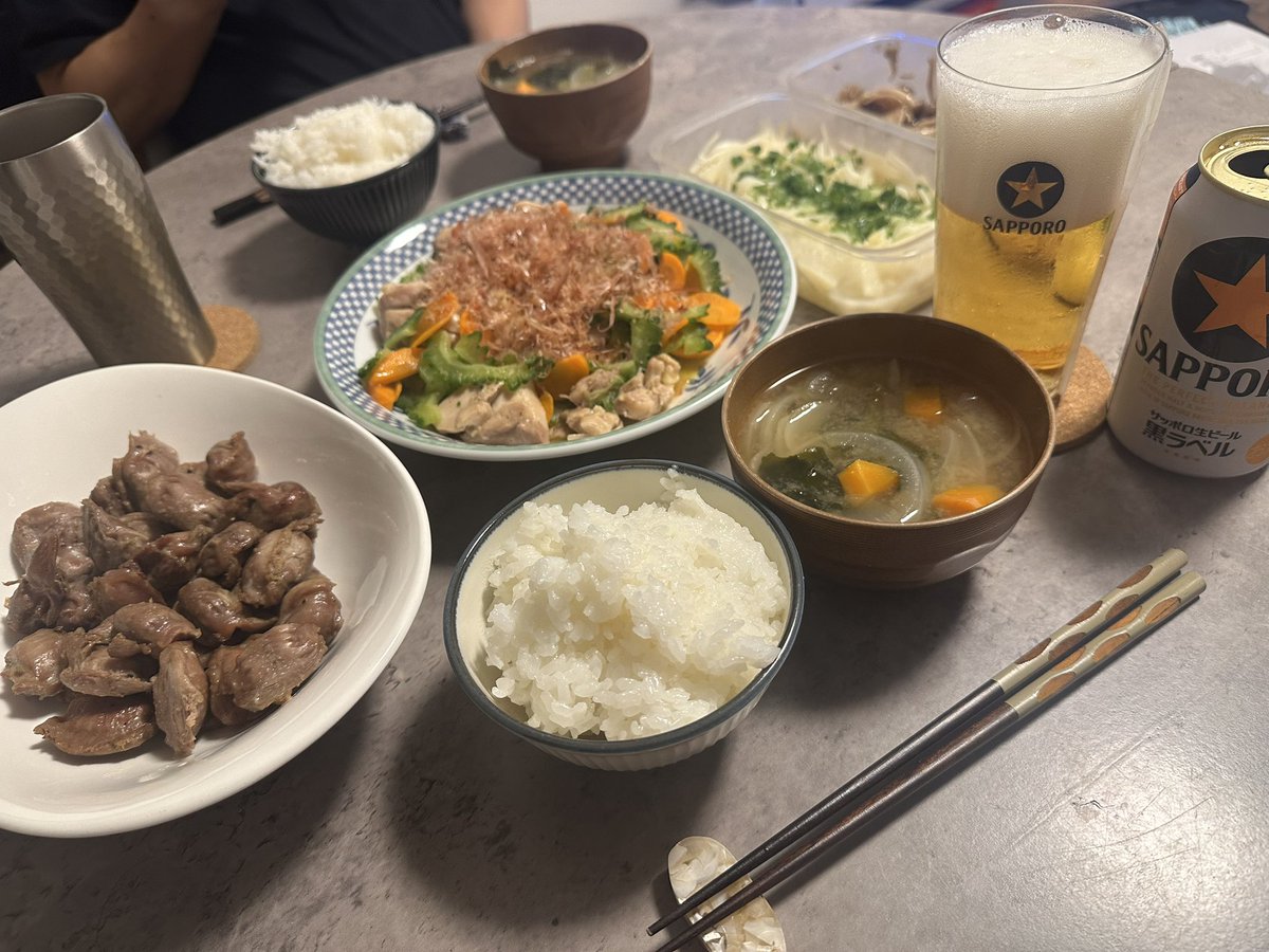 ateate6000's tweet photo. 旦那さんが作るゴーヤチャンプルーと砂肝で一生飲めそうです。 https://t.co/XEODjZC3PI