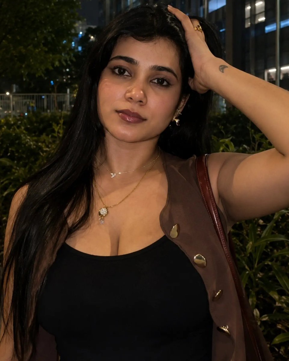 MsKodalu's tweet photo. Foreign country streets will get it's perfect charm only when Indian bubbly girls do photoshoot. https://t.co/2R92oYTmo9