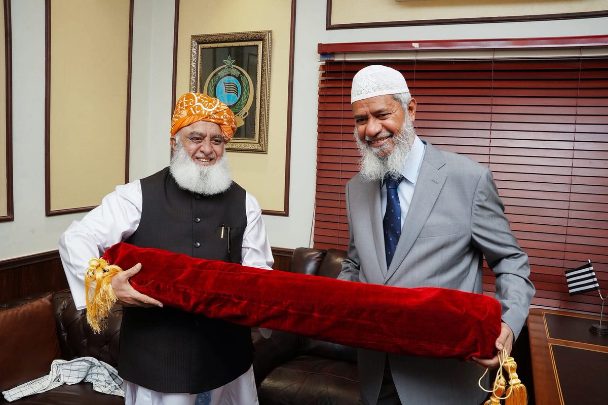 ABBadizai's tweet photo. مولانا نظریاتی قافلے کے آخری شاہسوار ہیں، اقتدار ان کی ٹھوکر پر ہے، لاکھوں کارکن آج بھی ہر آواز پر لبیک کہتے ہیں۔
#آئین_شکن_مقدس_گائے #شہداء_کو_ڈھال_نہ_بناؤ 
#لشکر_نہیں_خود_لڑو 
#معافی_مائی_فٹ 
#مولانا_کی_للکار 
#پروپیگنڈہ_چھوڑو_امن_دو https://t.co/KGgvXMZh0Y