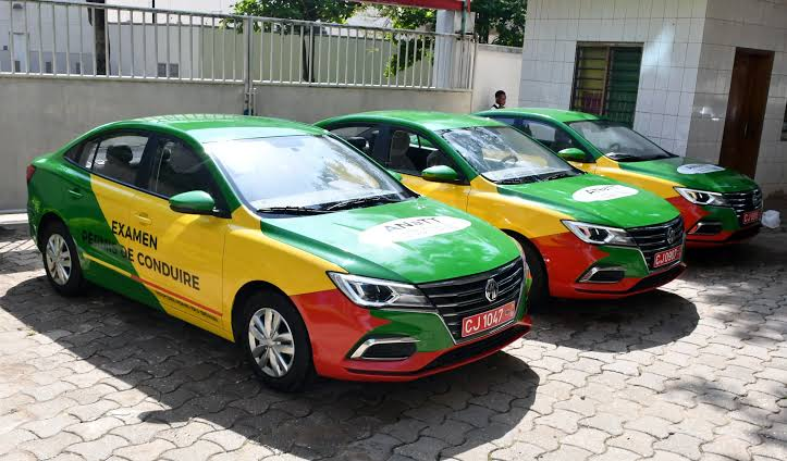 LNTribune's tweet photo. #Bénin : l'#Anatt dément un permis de conduire à 600 000 FCFA
Le coût du permis de conduire n’a pas été porté à 600 000 FCFA au Bénin. Face aux rumeurs qui circulent depuis l’annonce de nouvelles réformes dans le secteur, l’Agence nationale des transports terrestres (Anatt) affirme qu’aucune hausse officielle des frais n’a été décidée. Invité de #BipRadio, #AugusteAdjovi, directeur des études, de la réglementation et du contrôle de l’Anatt, a assuré que les informations évoquant une flambée du prix du permis sont infondées. « Aucun frais n’a été augmenté », a-t-il déclaré, précisant que les nouvelles mesures ne modifient ni le coût de la formation ni le nombre d’heures exigées pour obtenir le permis de conduire. Le responsable de l’Anatt rappelle que son institution ne détermine pas le montant facturé aux candidats. Cette responsabilité revient aux auto-écoles, dans le cadre de la réglementation en vigueur.