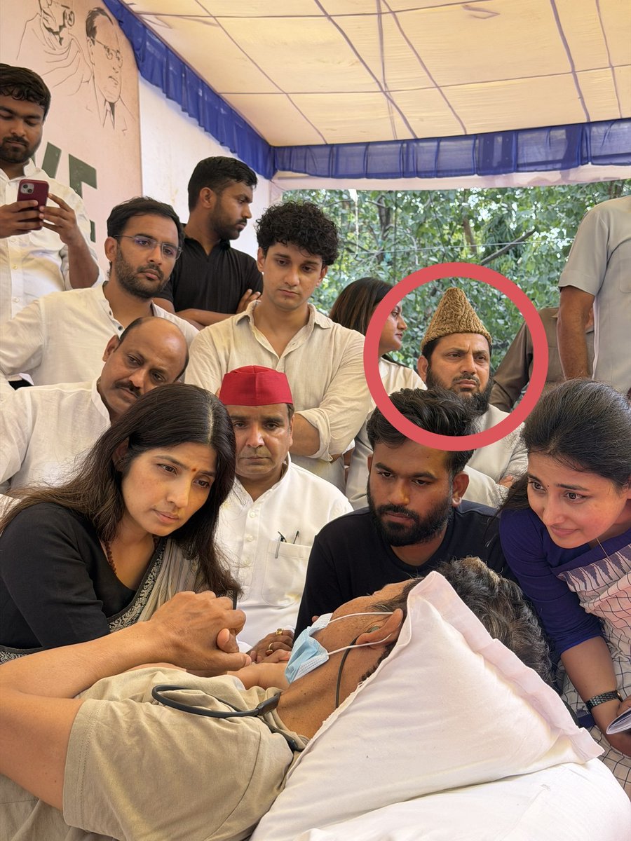 ansarimransr's tweet photo. जिस रामपुर में आजम खान की बनाई हुई मौलाना मुहम्मद अली जौहर यूनिवर्सिटी पर बुलडोजर चलाने की तैयारी है उसी रामपुर से सपा के सांसद मुहिबुल्लाह नदवी को जंतर मंतर के फोटोशूट की फुर्सत तो मिल गई मगर अपने इलाके की यूनिवर्सिटी पर इनकी गाड़ी का पेट्रोल खत्म हो गया है!

वैसे याद रखिए ये वही नेता है जो लोकतंत्र के लिए शेरवानी पहन बैरीकेट से कूद कर जान देना चाहते थे उम्मीद है एक बार इस तानाशाही फरमान के खिलाफ रामपुर डीएम के सामने भी लोकतंत्र के लिए कुछ तो करेंगे!