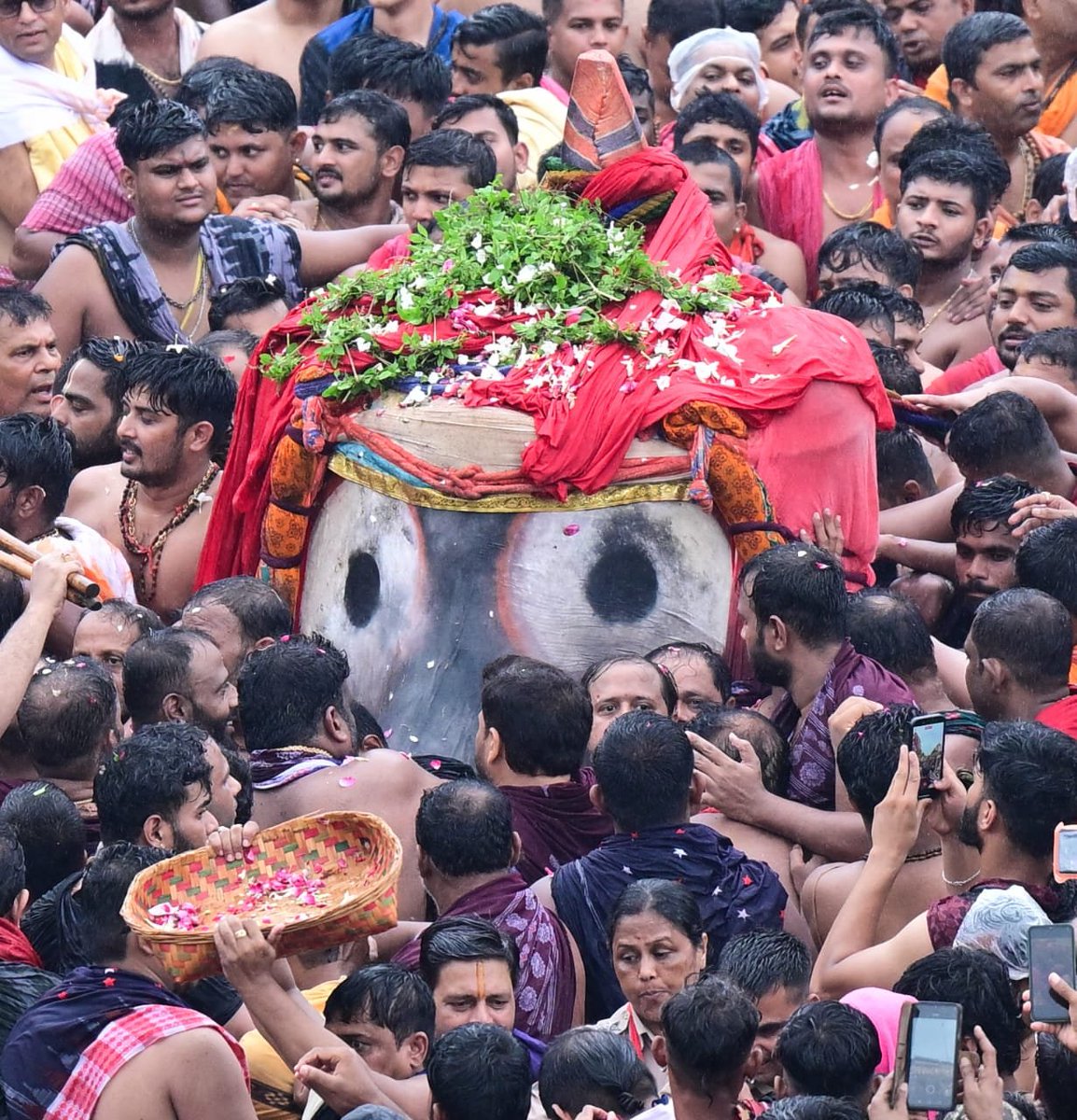 ansumanksn's tweet photo. ନୀଳାଚଳନିବାସାୟ ନିତ୍ୟାୟ ପରମାତ୍ମନେ ।
ବଳଭଦ୍ରସୁଭଦ୍ରାଭ୍ୟାଂ ଜଗନ୍ନାଥାୟ ତେ ନମଃ ॥

नीलाचलनिवासाय नित्याय परमात्मने ।
बलभद्रसुभद्राभ्यां जगन्नाथाय ते नमः ॥
#Rath_Yatra #जगन्नाथ #JayJagannath https://t.co/NDjmtbbvUU