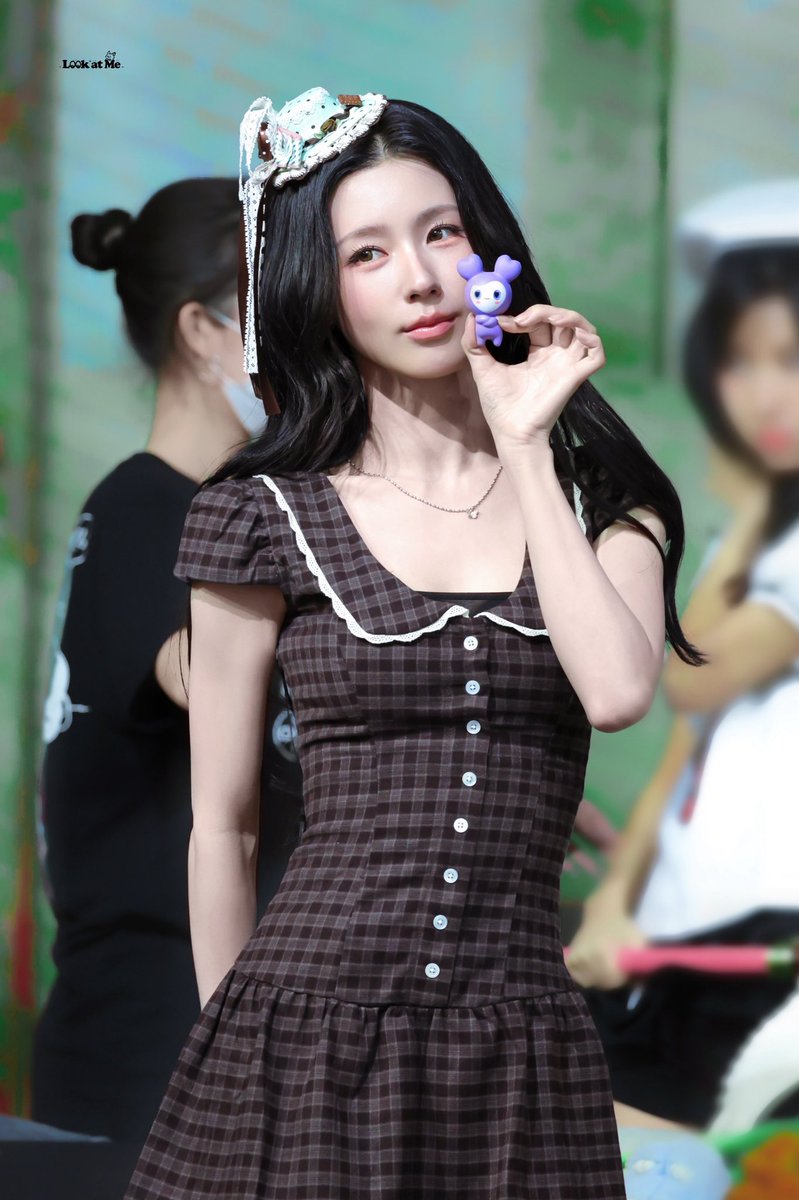 LookAtMe_zip's tweet photo. 260716 EL Fansign

#아이들  #idle     
#미연 #MIYEON https://t.co/zpVIlnBuU7