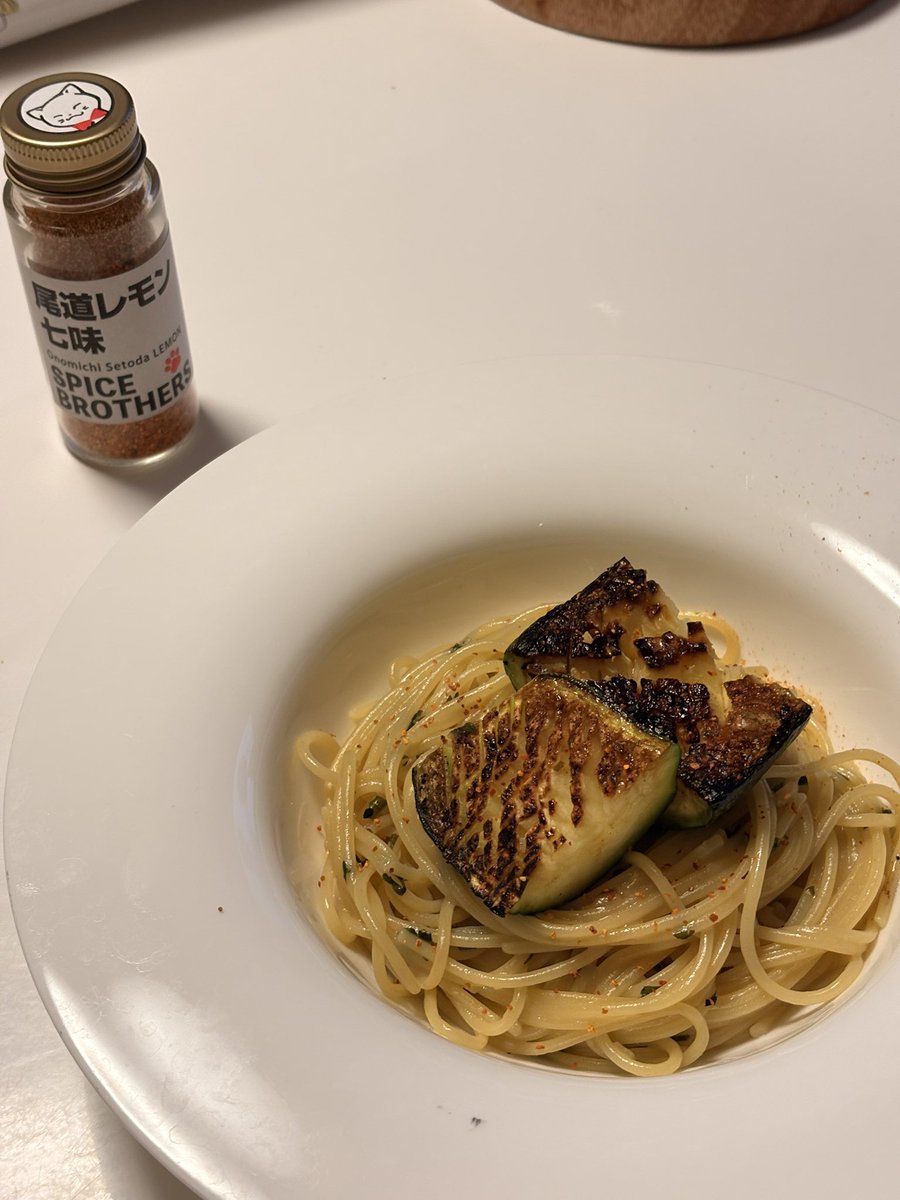 gomapasuta2005's tweet photo. #パスタ #ペペロンチーノ #ズッキーニ
今日はズッキーニと七味ぺぺ

久しぶりにパスタ食べた https://t.co/mWsj8bWpM4