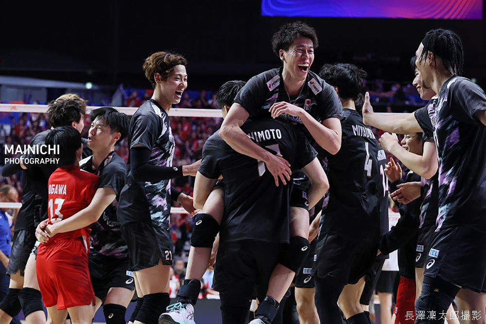 mainichiphoto's tweet photo. バレーボール・ネーションズリーグ、日本男子はカナダと対戦し、セットカウント３―２で逆転勝ちしました。写真は試合に勝利し喜ぶ日本の選手たちです。 写真特集→https://t.co/5PyAvSvMZl https://t.co/UPTOWFjsue