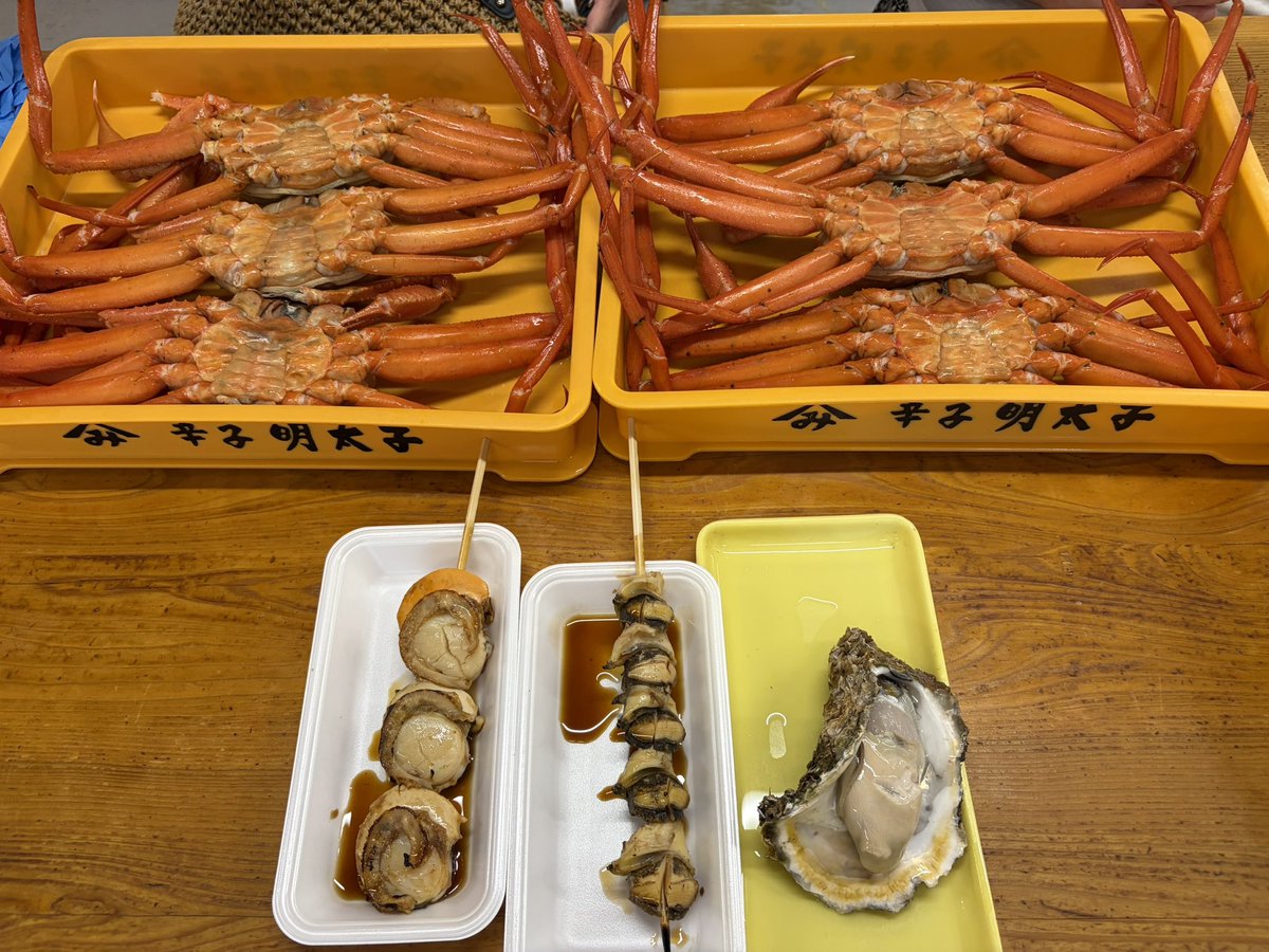 momo8567's tweet photo. 今日は友達と新潟へ🚙
マリンドーム能生にて
カニを食べまくり🦀←安い！
海鮮焼きや
海鮮丼もめちゃくちゃ美味しかった✨✨ https://t.co/rXZ879jCEY