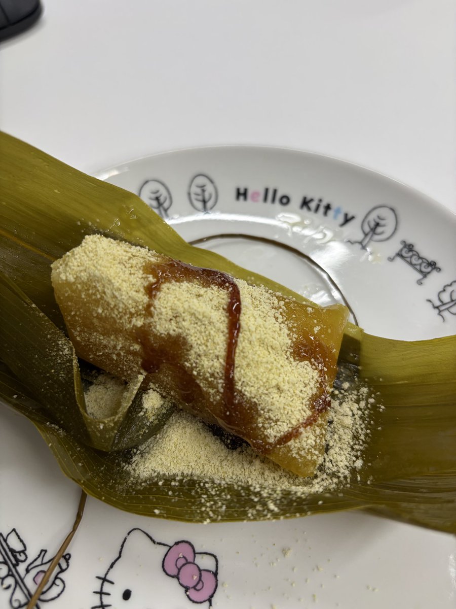 okabemikan's tweet photo. 山形鶴岡地区の伝統食
笹巻き
灰汁水で煮たから？
ツヤっと綺麗な黄色
もちっと美味しい😋 https://t.co/Z0fAlDdKm9