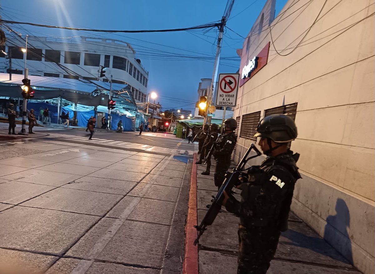 Ejercito_GT's tweet photo. Fortaleciendo la seguridad ciudadana en la Ciudad Capital.

El Ejército de Guatemala, a través de la Primera Brigada de Policía Militar Guardia de Honor, realizó operaciones de seguridad como parte de la operación “Semáforo Seguro”, desarrollada en distintos puntos de la zona 1 de la ciudad capital.

Estas acciones contribuyen a la seguridad de la población mediante la presencia del personal militar en áreas de alta afluencia vehicular y peatonal, apoyando los esfuerzos de prevención y fortaleciendo el ambiente de orden y tranquilidad para los ciudadanos.

#EjércitoGT
#AlPuebloDignoSeLeResponde