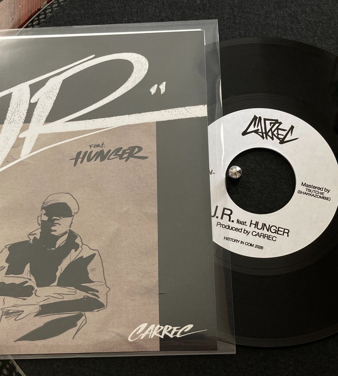 carry_record's tweet photo. 7月17日(金) 20:00 販売開始🚄
J.R. feat. HUNGER(7inch vinyl)
¥2,750-(tax incl.)

ステッカー&amp;歌詞付・ラージホール・ダブプレートカッティング・45RPM・Limited Edition

Lyrics:HUNGER(GAGLE)
Cover design:tomokispice
Mastering:TSUTCHIE(SHAKKAZOMBIE)
https://t.co/fA1SsRg01j https://t.co/4Pfya1XsKq