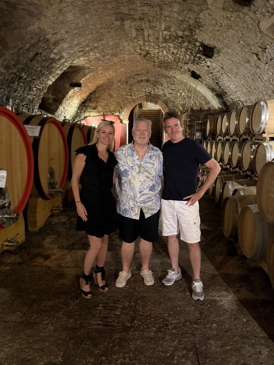 MaestroGKC's tweet photo. Sad to leave one of our favorite places today, but hoping to return next season to the Arena here in Verona. Here are a few snapshots from these past two weeks here!
#gregorykunde
#inarena
#impallomeniartistmanagement
#aimascheroni
#IrisRistorante
#vantorosso
#rubiani https://t.co/0Xltb5j9gT