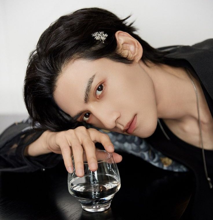Summerscent93_'s tweet photo. The hairstyle I like 
combined with accessories like a hair clip makes his look even more attractive https://t.co/wXX4irQApO