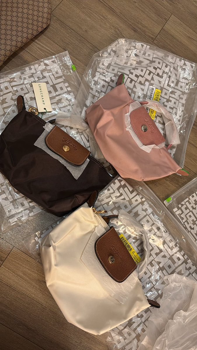 hamadaashigf's tweet photo. hallow semuaa, aku mau nawarin jualan aku nih guys ada tas dan dompet sama sendal crocs. kalo ada yg tertarik boleh ketuk dm ku yaa🎀✨️ https://t.co/K0bFVJZu5J