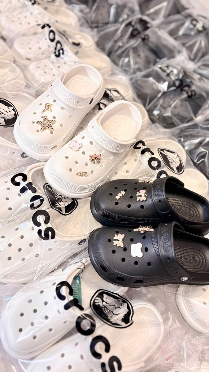 hamadaashigf's tweet photo. hallow semuaa, aku mau nawarin jualan aku nih guys ada tas dan dompet sama sendal crocs. kalo ada yg tertarik boleh ketuk dm ku yaa🎀✨️ https://t.co/K0bFVJZu5J