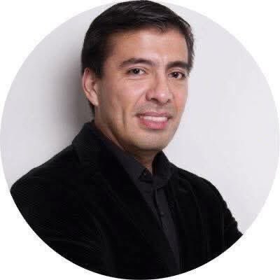temotizox's tweet photo. Este tipo se llama Juan Carlos García, ex CEO de Amazon México y ex director de Elektra. Cuando desempeñaba este último puesto, fue detenido y mandado a un reclusorio ya que en enero de este año, atacó a la que era su esposa, Abril Pérez, mientras dormía golpeándola con un bate en la cara, cortándola con un bisturí e intentando asfixiarla. 

Abril no murió esa noche porque el hijo de ambos, de 15 años, intervino; sin embargo estuvo hospitalizada una semana por las lesiones que Juan Carlos le originó al intentar matarla y es por esto que fue acusado de feminicidio en grado de tentativa. Abril Pérez consiguió el divorcio. 

En los siguientes meses:

El juez FEDERICO MOSCO GONZÁLEZ, quien también es conocido por ser el que liberó al médico que violó a una mujer en enfermedad terminal, reclasificó el delito a lesiones y violencia familiar con el ridículo argumento de que “si la hubiera querido matar, la mata despierta, no dormida.”

El magistrado HÉCTOR JIMÉNEZ ordenó retirar la prisión preventiva como medida cautelar.

El juez CARLOS TRUJILLO RODRÍGUEZ ordenó la libertad y por eso Juan Carlos salió de prisión hace 15 días. 

Abril mandó una carta a los jueces diciendo que temía por su vida. Este lunes, dos sicarios le dispararon en la cabeza y cuello al salir de unos exámenes psicológicos realizados a sus hijos solicitados por Juan Carlos. Murió horas después en el hospital.

Juan Carlos García no fue el único asesino de Abril, exigimos se investigue a los jueces y magistrados. Exigimos la JUSTICIA que le quedaron debiendo a Abril, que de haberla obtenido antes HOY ESTARÍA VIVA.

#LaVozDeAbril  el grupo delictivo salinas pliego y prianismo  esta detrás de todo esto 
Y que tal noticias no dijo NADA 
#NiUnaMas

Por cierto, es empleado de #LaPerritaDeTrump
Así  son los esclavos de @RicardoBSalinas

Hagamos viral esta información para que ninguno de los
Involucrados queden libres
