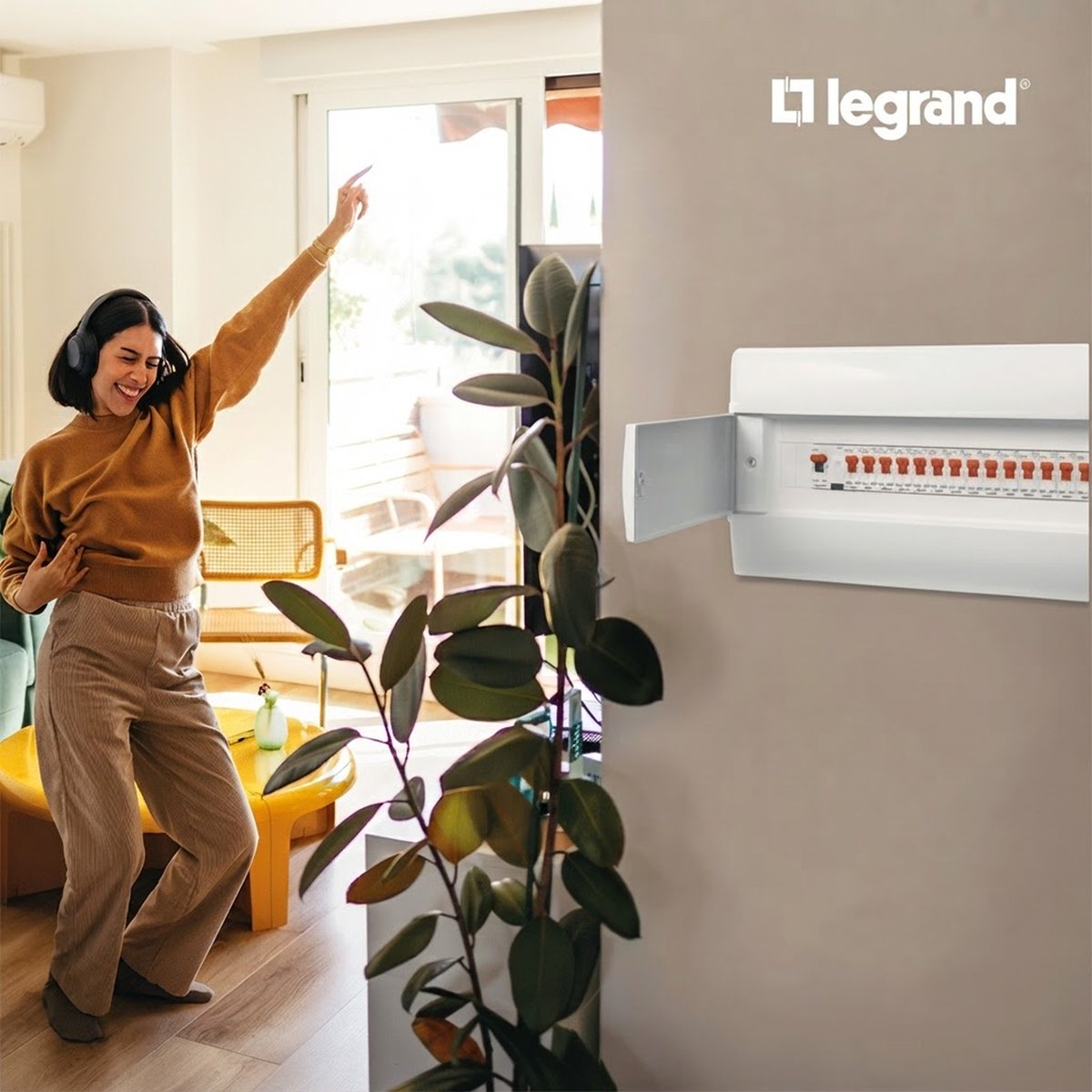 LegrandGroupES's tweet photo. ¿Buscas una gama modular que sea fiable, fácil de instalar y que ofrezca tranquilidad a tus clientes? La nueva gama RX está diseñada para proteger a las personas y los bienes y ofrece: robustez, seguridad y facilidad de instalación. https://t.co/y26OC4hEYu