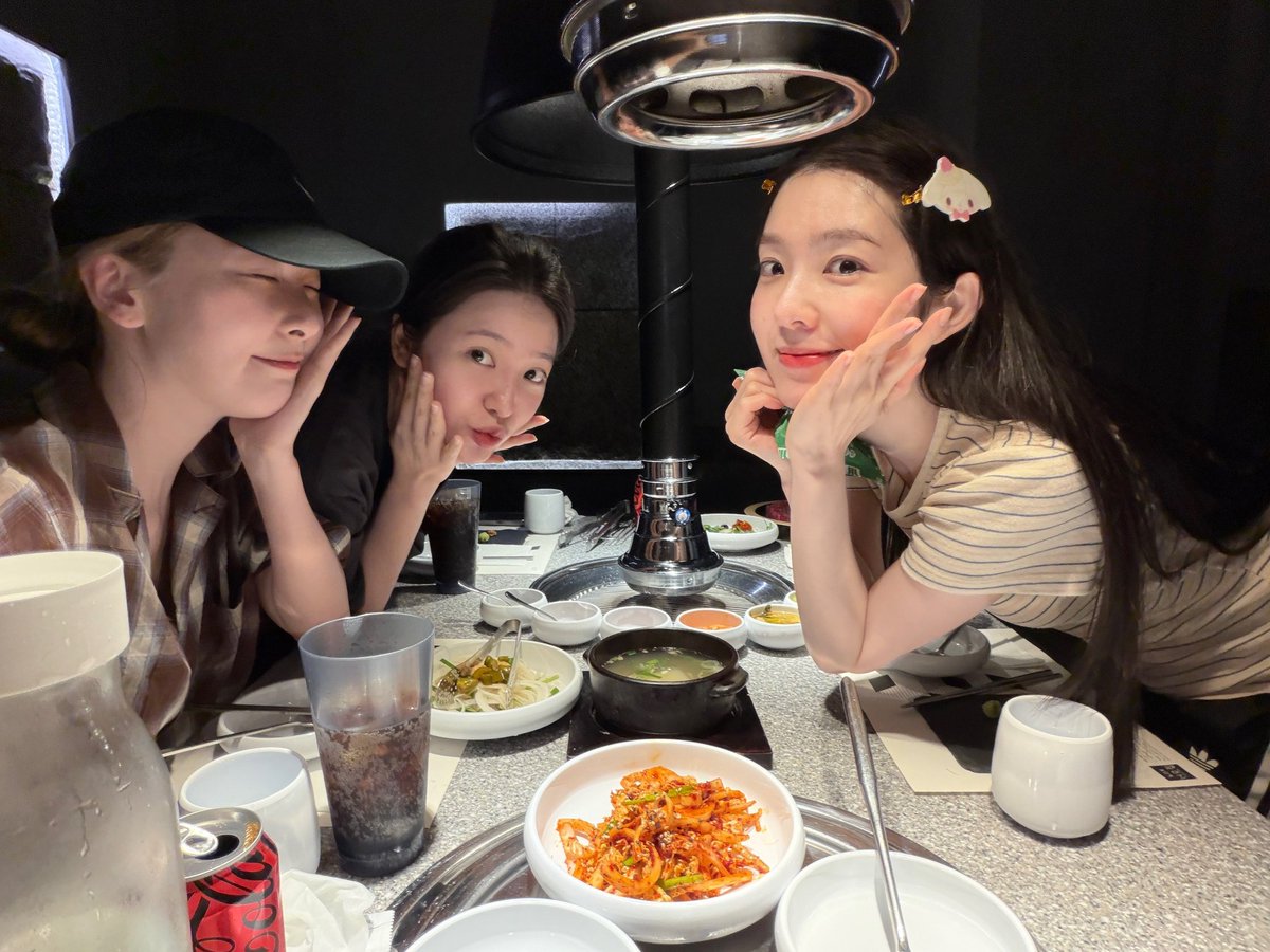 seurrene_'s tweet photo. AAAAAAAAAA YERIM WITH HER ASEUL UNNIES https://t.co/jiITFLXCcj