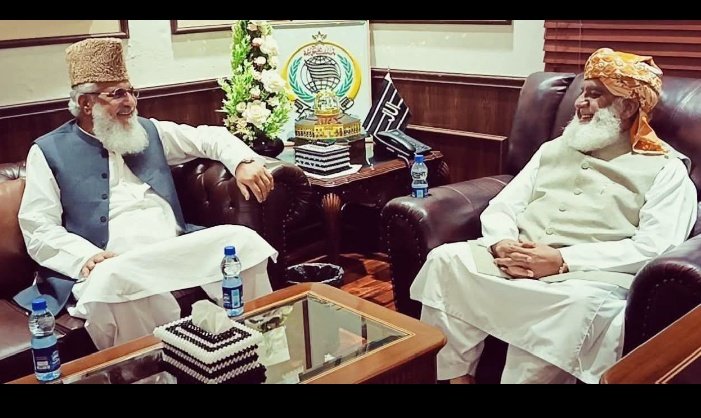 Sultan____313's tweet photo. وطن عزیز میں ائین کی بالادستی کیلئے 
جہد مسلسل کسی کو  خاطر میں لائے بغیر 
مولانا صاحب کے ۔ سنگ ان شاءاللہ 

#آئین_کاپاسبان_مولانافضل_الرحمن
#آئین_شکن_مقدس_گائے
#شہداء_کو_ڈھال_نہ_بناؤ
#لشکر_نہیں_خود_لڑو 
#معافی_مائی_فٹ https://t.co/MqYJOKex5E