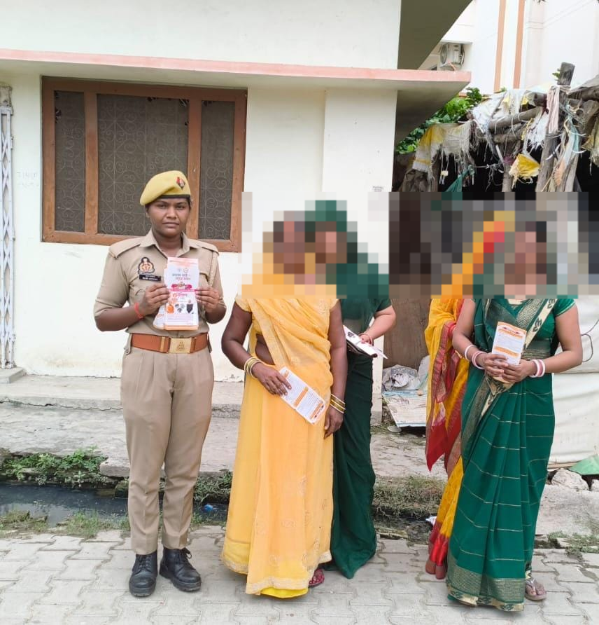 bastipolice's tweet photo. जनपद के विभिन्न थानों द्वारा अपने-अपने थाना अंतर्गत रोमियो चेकिंग कर #मिशन_शक्ति अभियान के तहत महिलाओं/बालिकाओं को पंपलेट वितरित कर विभिन्न हे0नं0 की जानकारी देते हुए इसके प्रयोग के बारे में बताया गया तथा महिला अपराध के विरुद्ध आवाज उठाने हेतु अपील की गई- https://t.co/7FwHOw7BWF