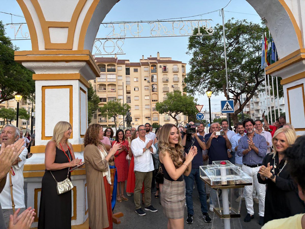 Vox_Fuengirola's tweet photo. Anoche asistimos al tradicional alumbrado de la Feria en honor a la Virgen del Carmen 2026.

Una celebración que mantiene viva nuestra tradición, nuestras raíces y que anuncia una de nuestras fiestas más señalas ⚓️ 🎆 https://t.co/kFXgcRduKZ