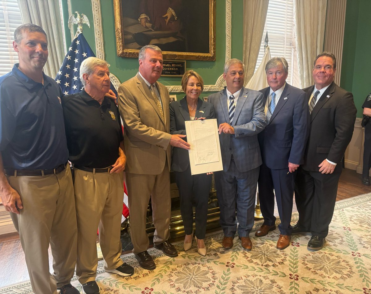 BostonPatrolmen's tweet photo. Great day for the families of our fallen heroes with the passage of the Blue Star Plate law which creates a dedicated license plate in honor of police officers killed in the line of duty. The BPPA was proud to play a small role in the passage of this incredibly meaningful and important legislation. Thank you to @MassGovernor for signing it into law yesterday.