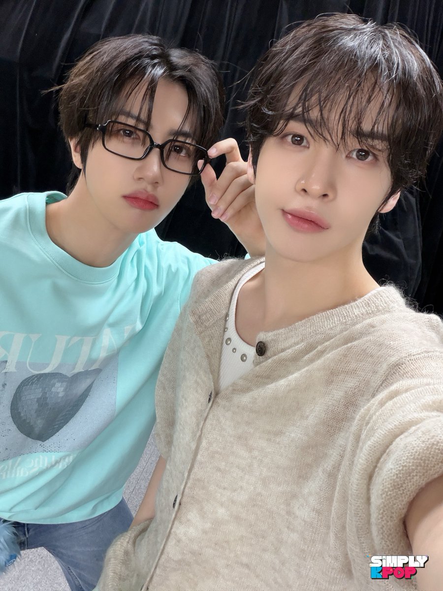 _Simplykpop's tweet photo. Myeongranz is bringing minty fresh vibes before the performances heat things up on stage🩵🧊

Cool down with Simply K-Pop at 1 pm KST ⏰

https://t.co/wZaLUjGrbm

#ALLEN #앨런 #WONJIN #원진 
#CRAVITY #SimplyKpop #심플리케이팝 https://t.co/XKMvU3ZkA2