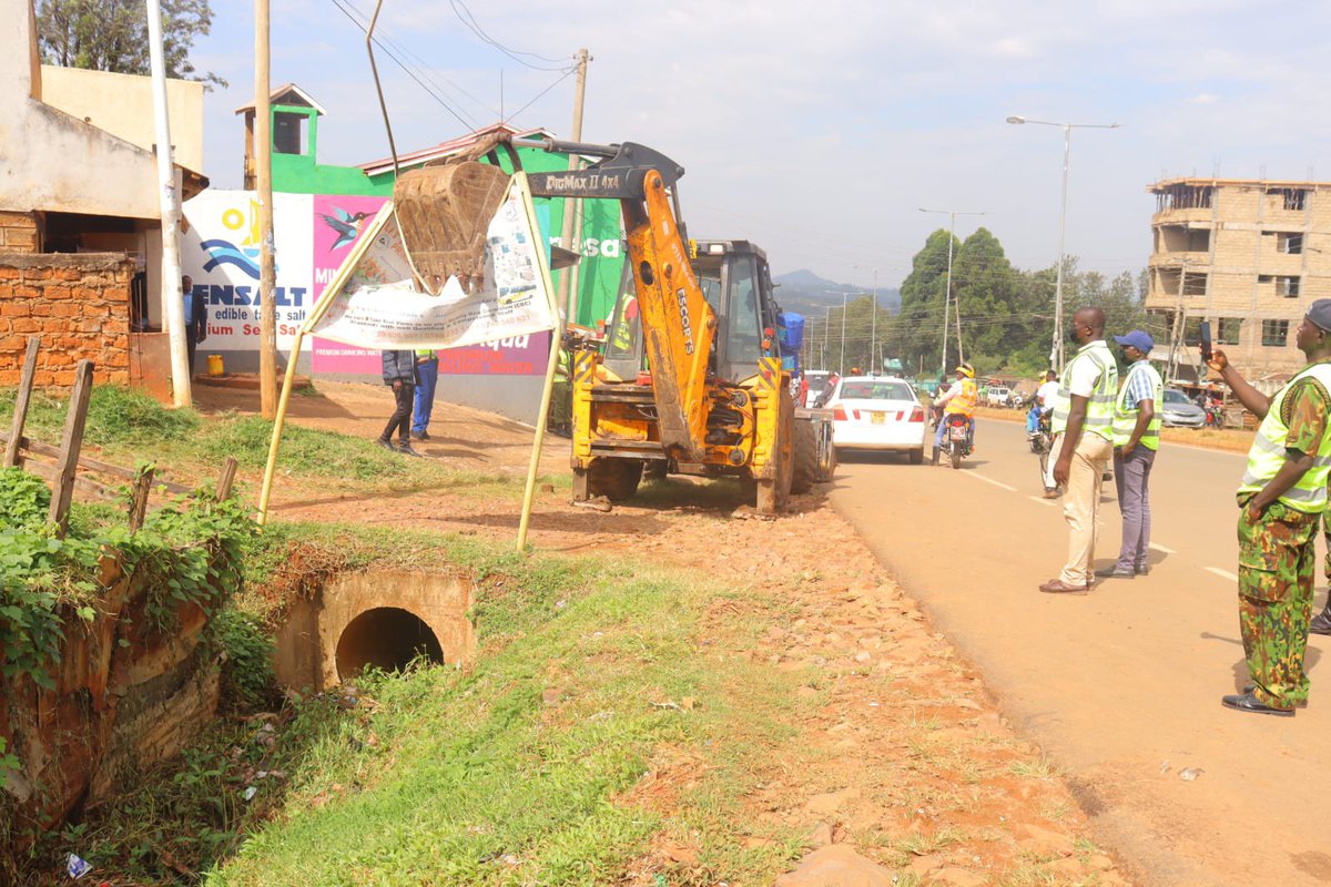 KeNHAKenya's tweet photo. The Kenya National Highways Authority (KeNHA) Corridor D Management Team conducted an enforcement exercise to remove illegal structures, unauthorized signages, and access culverts... https://t.co/jYElHiqVKT