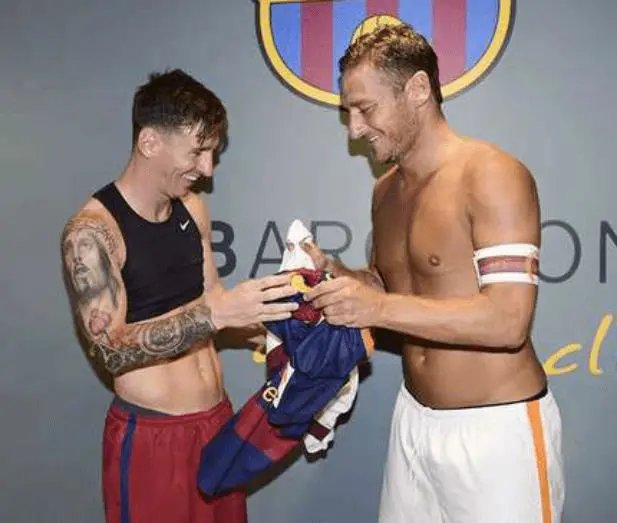 wostrosko's tweet photo. los trans tendríamos q apropiarnos de messi q es enano, tuvo q hormonarse y existe esta foto ?? hola ???? tiene un binder ??? https://t.co/XIUAosTRoB
