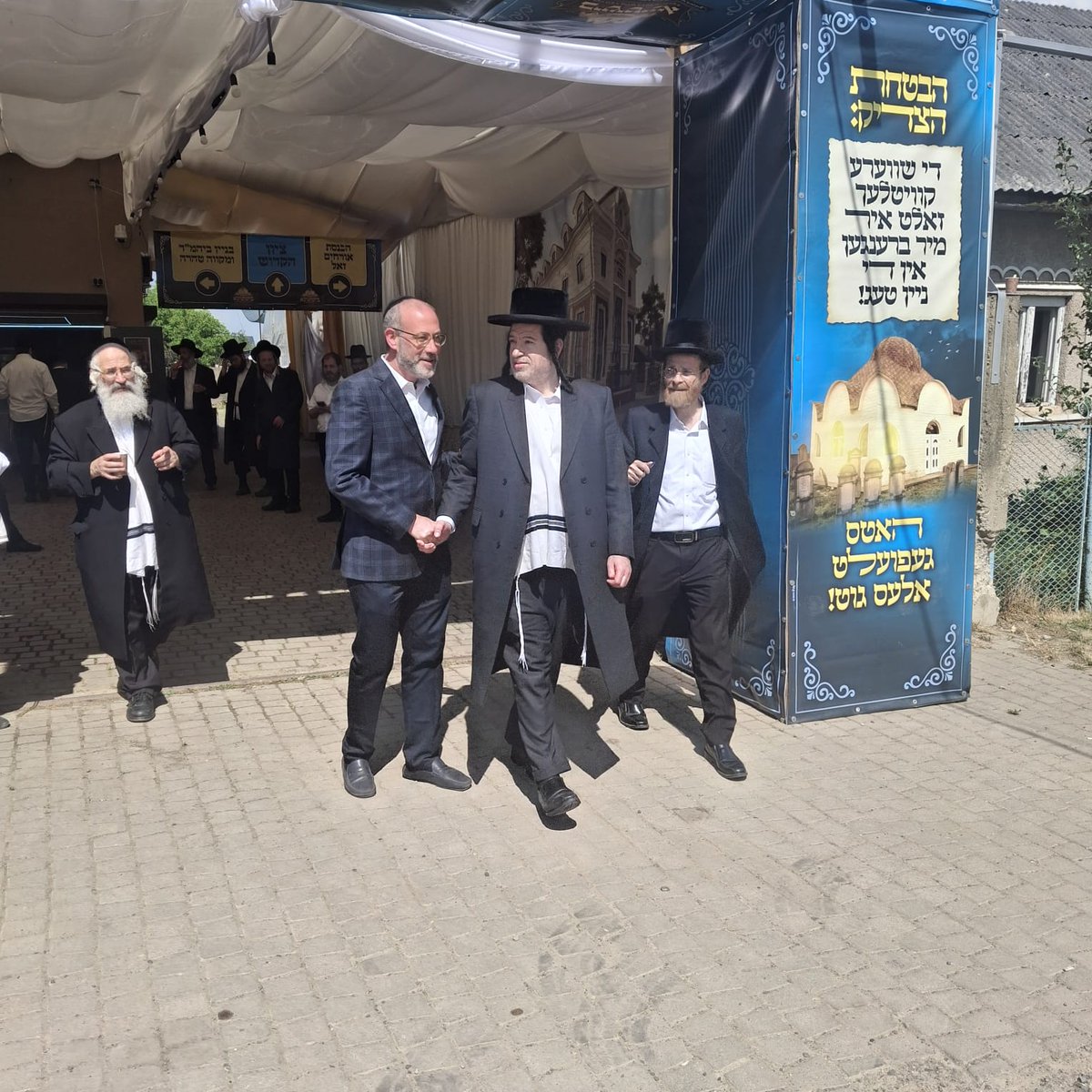 zeev_zer's tweet photo. ביציאה מציונו של האדמו"ר הקדוש רבי מרדכי מנדבורנה זצוק"ל בבישטנא, תפס אותי הנגיד ר' יואלי לאנדא למשפט שמהדהד בי מאז: "יש מי שמשפיע עם כסף וזה חשוב. אבל מה שבאמת חסר לנו בעולם הזה אלו האנשים שמשפיעים עם אמת וצדק" משפט לחיים. https://t.co/UVdurQn1SR