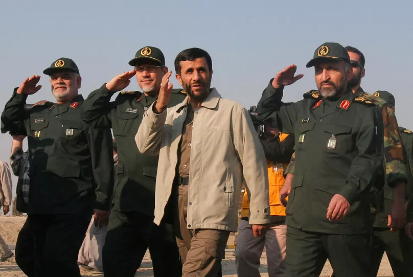 taisniba_com's tweet photo. Avoti vēsta, ka Irānas Revolucionārās gvardes korpuss (IRGC)  aizturējis bijušo Irānas prezidentu Mahmūdu Ahmadinedžādu. Aizturēšanas iemesls it kā esot tas, ka politiķis gadiem ilgi uzturējis kontaktu ar "Mossad" vadību. 

Izraēlas izlūkdienests it kā tieši sarunājies ar Ahmadinedžādu, cenšoties bijušo amatpersonu padarīt par ilgtermiņa ietekmes aģentu. Apgalvots, ka Telavivas neoficiālais plāns bija panākt viņa atgriešanos pie varas brīdī, kad sabruktu esošais režīms. Situācija strauji saasinājusies pēc tam, kad politiķis šī gada sākumā brīnumainā kārtā izdzīvoja Izraēlas raķešu triecienā viņa Teherānas rezidencei. Pēc tam viņš it kā mēģinājis slēpties, bet ticis aizturēts IRGC operācijas laikā. 

Šis incidents izraisījis satraukumu Krievijas drošības struktūrās. Norādīts, ka šādas ietekmīgas personas krišana liek domāt par to, cik ievainojama ir Krievijas politiskā sistēma. Neoficiālās sarunās uzdod jautājumus par to, cik augsta līmeņa "Mossad" ietekmes aģenti varētu būt Krievijas politikā un biznesa elitē.