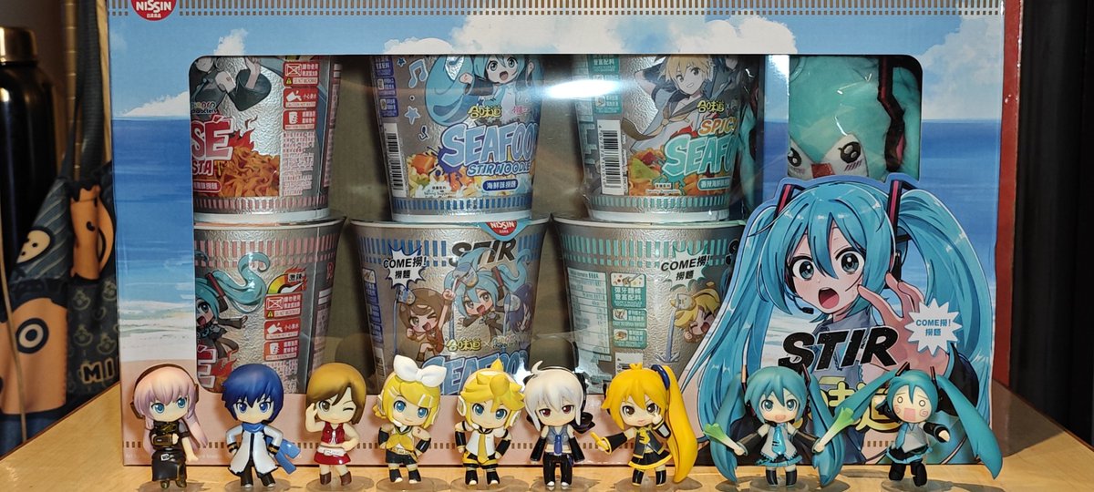 HSWKW13's tweet photo. 合味道 × Piapro Characters 限量收藏盒 ，Cup Noodles × Piapro Characters Limited Boxset，日清合味道即食撈麵三款六個，一盒送一個初音未來毛絨掛件，毛公仔全3種，只入手到兩款，仲差笑哈哈初音海鮮味撈麵。。😢 https://t.co/VMJcBmomKw