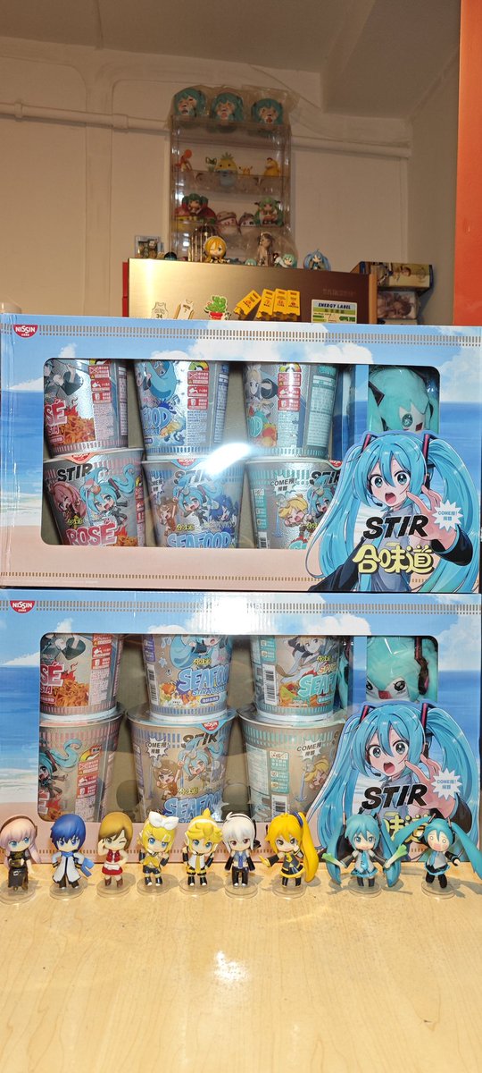 HSWKW13's tweet photo. 合味道 × Piapro Characters 限量收藏盒 ，Cup Noodles × Piapro Characters Limited Boxset，日清合味道即食撈麵三款六個，一盒送一個初音未來毛絨掛件，毛公仔全3種，只入手到兩款，仲差笑哈哈初音海鮮味撈麵。。😢 https://t.co/VMJcBmomKw