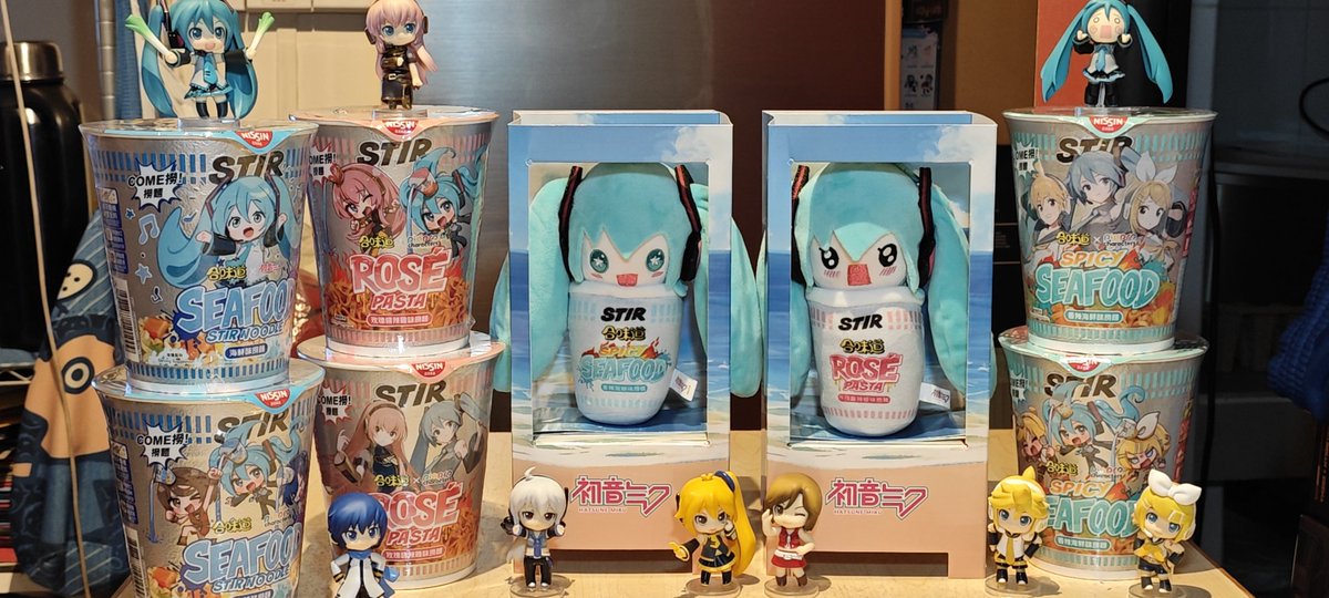 HSWKW13's tweet photo. 合味道 × Piapro Characters 限量收藏盒 ，Cup Noodles × Piapro Characters Limited Boxset，日清合味道即食撈麵三款六個，一盒送一個初音未來毛絨掛件，毛公仔全3種，只入手到兩款，仲差笑哈哈初音海鮮味撈麵。。😢 https://t.co/VMJcBmomKw
