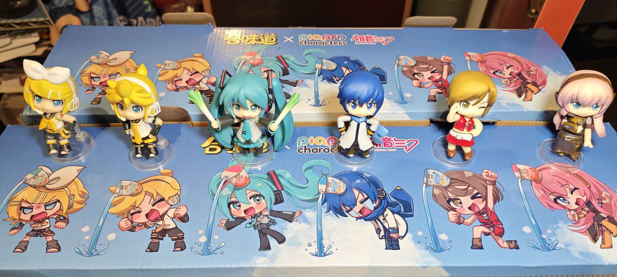 HSWKW13's tweet photo. 合味道 × Piapro Characters 限量收藏盒 ，Cup Noodles × Piapro Characters Limited Boxset，日清合味道即食撈麵三款六個，一盒送一個初音未來毛絨掛件，毛公仔全3種，只入手到兩款，仲差笑哈哈初音海鮮味撈麵。。😢 https://t.co/VMJcBmomKw