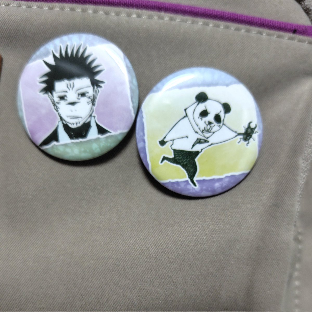cOLLICeritz's tweet photo. 呪術廻戦展で一番好きなグッズがこのゆる絵柄のプチ缶バッジ。行くたびに1個買ってる。安いし、芥見さんのデフォ絵大好きなのでこのランダムはかなり楽しんで買ってる。でもゆーじが欲しいのだけど、出ないねぇ https://t.co/ppKn0jZggB