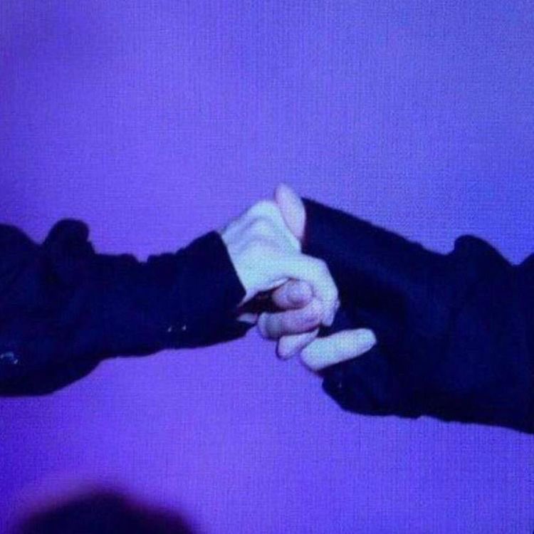 kamonica4's tweet photo. เวลาชานยอลจับมือแบคฮยอนเหมือนเจ้าชายจับมือเจ้าหญิงเลยเนอะ แบบดูถนุถนอมแล้วมือชานยอลใหญ่กว่าแบคฮยอนอะ กุมมือมิดได้เลยแต่พี่ชานเลือกที่จะจับแบบนิดนุงๆไรงี้อะ อธิบายไม่ถูก แต่มานน่ารักอะะะ มาจับมือกันไปตลอดชีวิตให้ดูหน่อยสิต่ะ 🥹🍒🍓🤲🏻 https://t.co/06vjyT0EwK