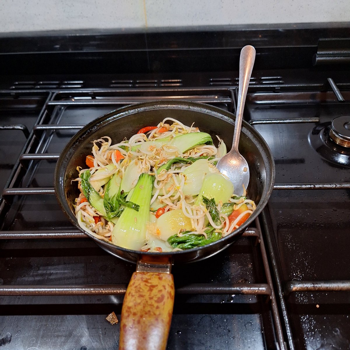 DonVapridass's tweet photo. In this economy, lapar malem kita setok dan masak waeehh https://t.co/gAKy5ZFdBI