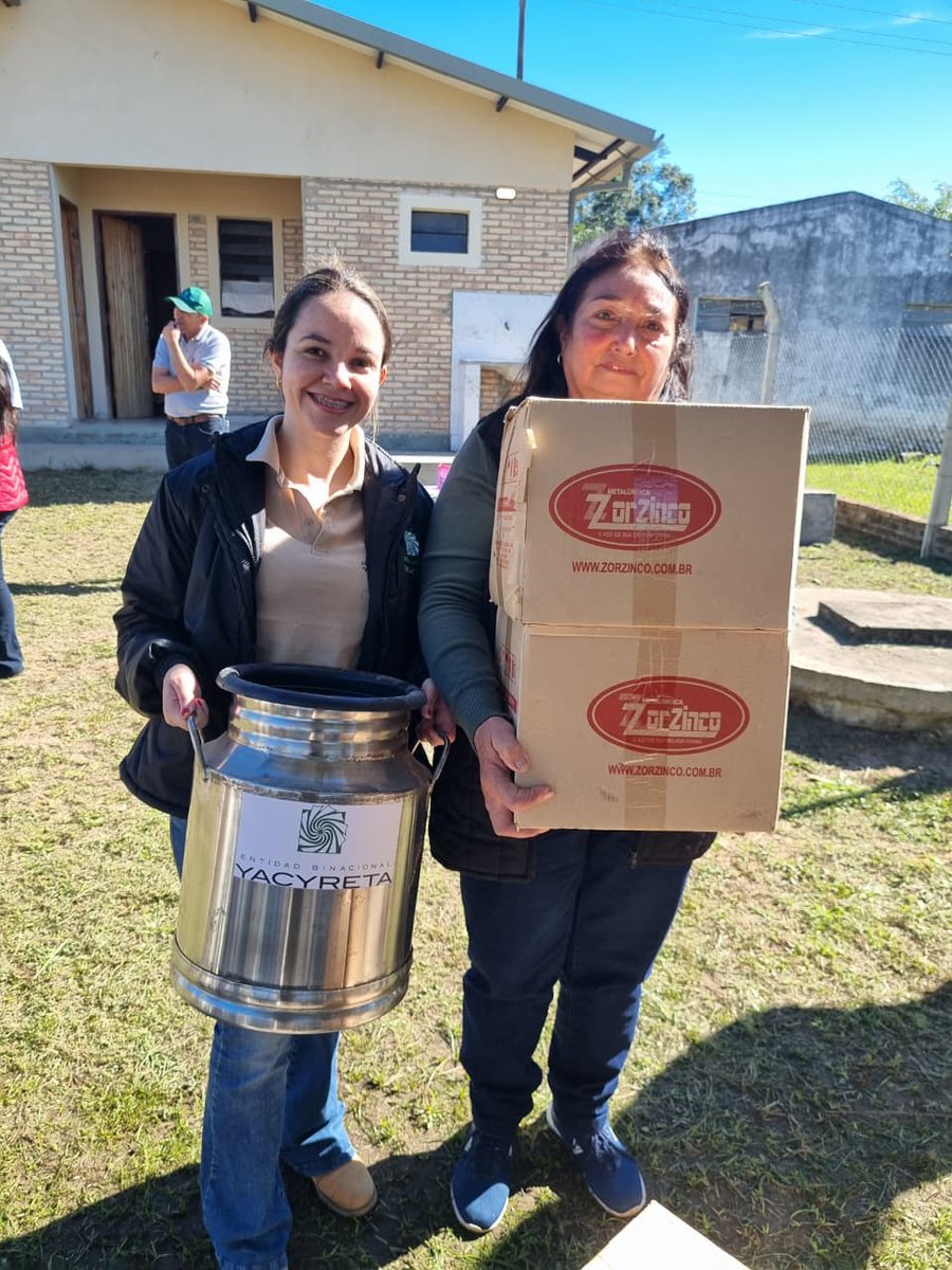 ebypy's tweet photo. Completan asistencia que beneficia a pequeños productores del Ñeembucú. La inversión para el periodo correspondiente alcanza los 4.000.000.000 de guaraníes. El plan involucra a la EBY, la Gobernación local y el MAG. https://t.co/U3YeGKyZpC https://t.co/xxtKHuPvBp