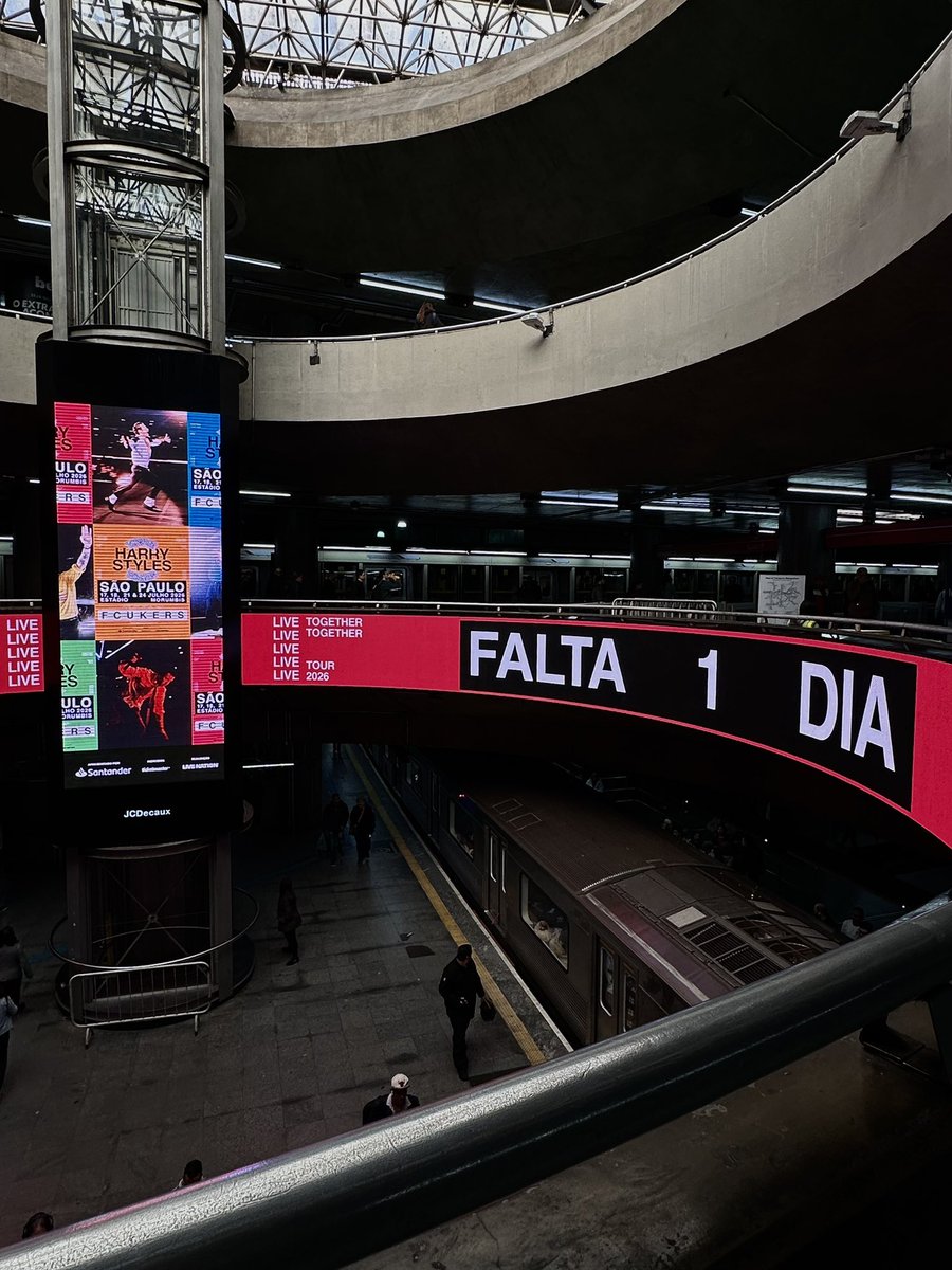 hstbrasil's tweet photo. CADA VEZ MAIS PERTO! 🥹 Outdoor da Together, Together Tour na Estação da Sé, em São Paulo.

via hesmarido https://t.co/aZ5EaMhN9H