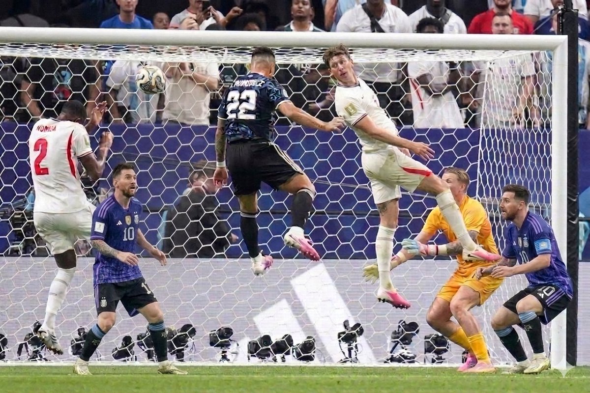 Lo_veo's tweet photo. @InvictosSomos Infracción de Messi en el gol de Lázaro Martínez: así gana cualquiera https://t.co/zLhRP76nSn